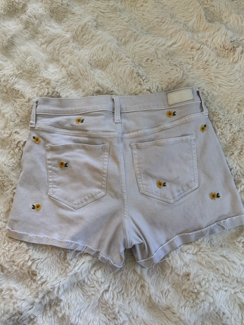 Hollister High-Rise Sunflower Embroidered Denim Shorts White Cutoff Shorts 2000s - Picture 5 of 6